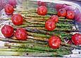 Gebratener gr&uuml;ner Spargel mit Cocktailtomaten, Balsamico und K&uuml;rbiskern&ouml;l