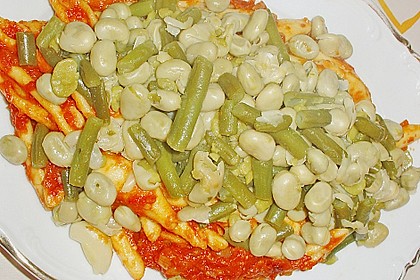 Cortecce mit Bohnen und Tomatensauce
