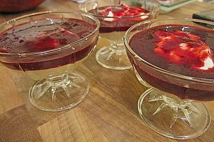 Quark - Creme mit  Mascarpone und Erdbeermus 2