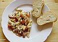 Salat aus rohem Spargel mit Tomaten