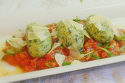 Spinat - Nocken auf Tomaten - Rucola - Ragout