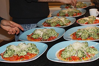 Spinat - Nocken auf Tomaten - Rucola - Ragout 2