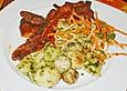 Feuerbauch mit gebratenen Suppeneinlagen und Streifensalat