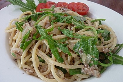 Spaghetti in Sardinen - Knoblauch - So&szlig;e mit Rucola