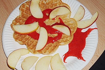 Leicht zitronige Waffeln mit Erdbeerp&uuml;ree und Apfelspalten