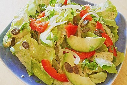 Kopfsalat mit Avocado, Paprika und K&uuml;rbiskernen