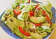 Kopfsalat mit Avocado, Paprika und K&uuml;rbiskernen