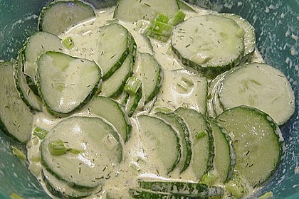 Gurkensalat mit Fr&uuml;hlingszwiebel
