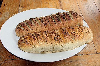 Gr&uuml;nes und rotes Pestobrot