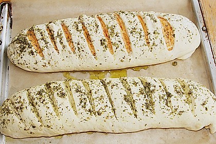 Gr&uuml;nes und rotes Pestobrot 3