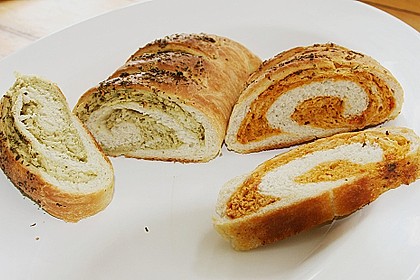 Gr&uuml;nes und rotes Pestobrot 4