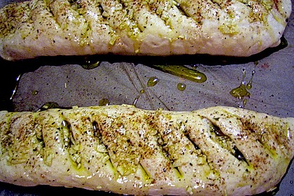 Gr&uuml;nes und rotes Pestobrot 13