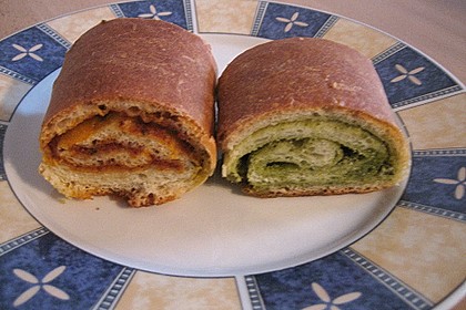 Gr&uuml;nes und rotes Pestobrot 27