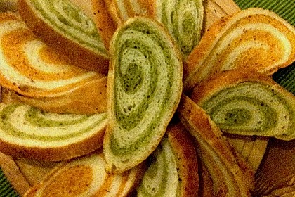 Gr&uuml;nes und rotes Pestobrot 28