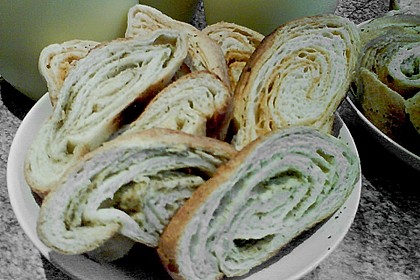 Gr&uuml;nes und rotes Pestobrot 29