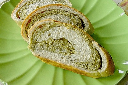 Gr&uuml;nes und rotes Pestobrot 32