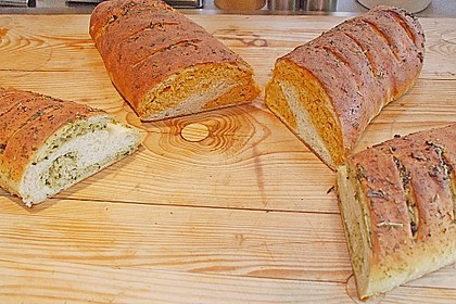 Gr&uuml;nes und rotes Pestobrot 38