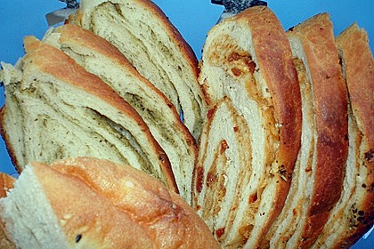 Gr&uuml;nes und rotes Pestobrot 44