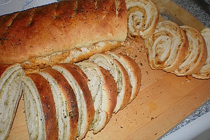 Gr&uuml;nes und rotes Pestobrot 45