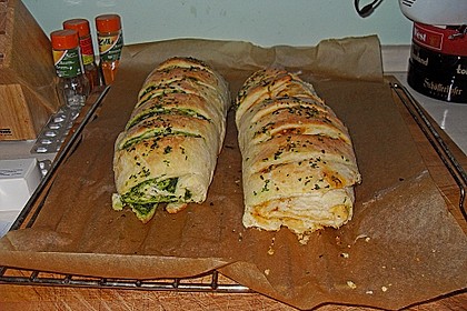 Gr&uuml;nes und rotes Pestobrot 50