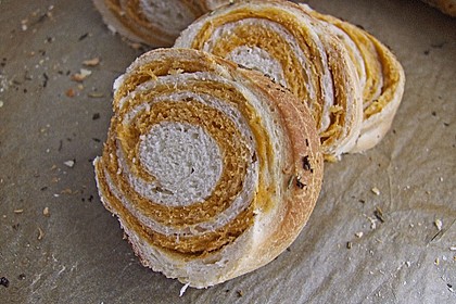 Gr&uuml;nes und rotes Pestobrot 55