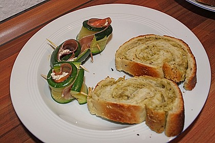 Gr&uuml;nes und rotes Pestobrot 59