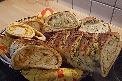 Gr&uuml;nes und rotes Pestobrot 65