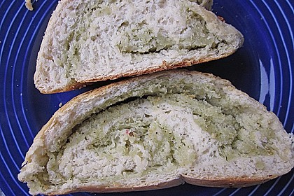 Gr&uuml;nes und rotes Pestobrot 68