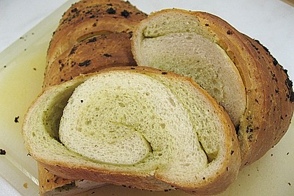 Gr&uuml;nes und rotes Pestobrot 71