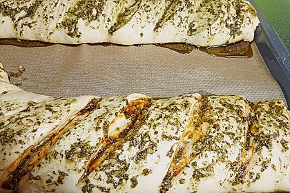 Gr&uuml;nes und rotes Pestobrot 77