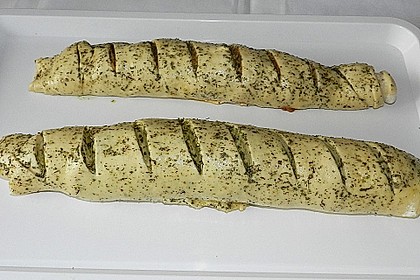 Gr&uuml;nes und rotes Pestobrot 94