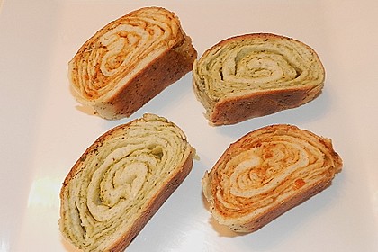 Gr&uuml;nes und rotes Pestobrot 96