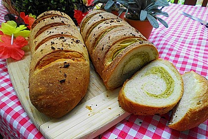 Gr&uuml;nes und rotes Pestobrot 97