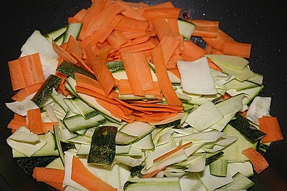 Nudel - Gem&uuml;sepfanne mit Gefl&uuml;gelhack 1