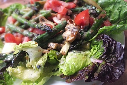 Gemischter grüner Salat mit angebratenem grünen Spargel 5