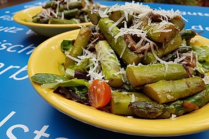 Gemischter grüner Salat mit angebratenem grünen Spargel 3