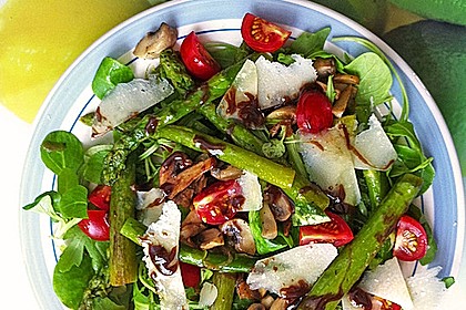Gemischter grüner Salat mit angebratenem grünen Spargel