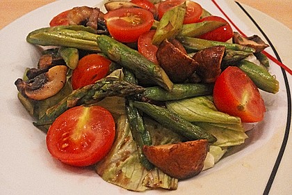Gemischter grüner Salat mit angebratenem grünen Spargel 1