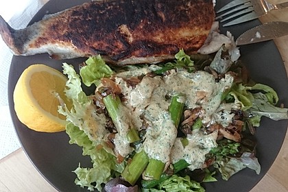 Gemischter grüner Salat mit angebratenem grünen Spargel 10