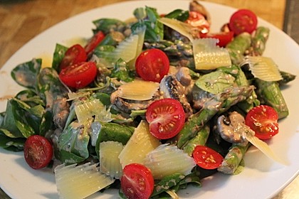 Gemischter grüner Salat mit angebratenem grünen Spargel 2