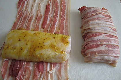 Kingklip mit Honig - Dill - Senf im Speckmantel in einer pikanten Arrabbiata