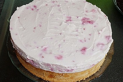 Quark - Sahne - Torte mit Himbeeren 9