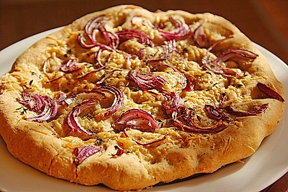 Schiacciata mit roten Zwiebeln