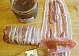 Putenbrustfilets mit Dattelcreme im Baconwickel mit Spargel, Schmortomaten und Belugalinsen