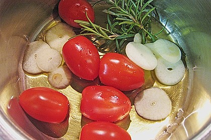 Putenbrustfilets mit Dattelcreme im Baconwickel mit Spargel, Schmortomaten und Belugalinsen 1