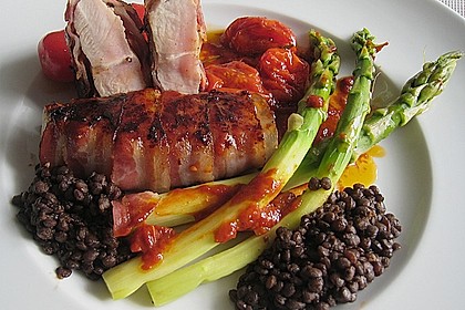 Putenbrustfilets mit Dattelcreme im Baconwickel mit Spargel, Schmortomaten und Belugalinsen 3
