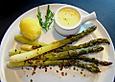 Spargel in Backpapier mit Sauce Hollandaise