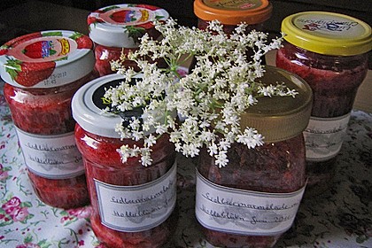 Erdbeermarmelade mit Holunderbl&uuml;ten 2