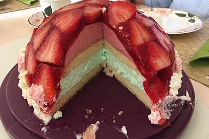 Mai - Torte mit Erdbeeren und Waldmeister