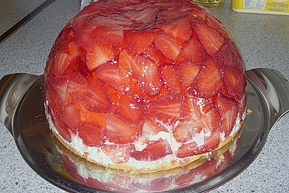 Mai - Torte mit Erdbeeren und Waldmeister 10